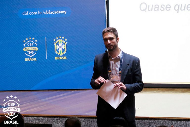 Daniel Pitta Marques ministrando aula na CBF Academy