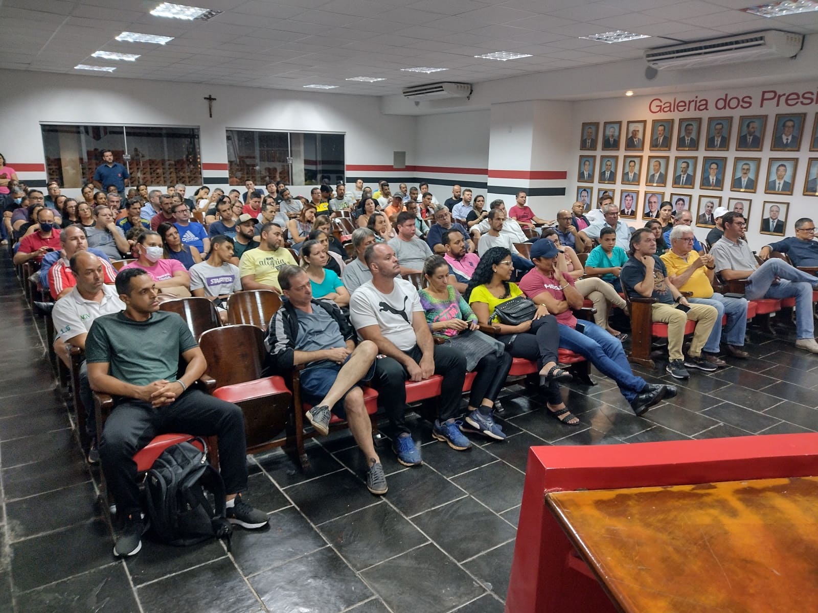 Cerca de 250 pais estiveram na primeira reunião geral da escola (Foto: Vinicius Brino/Botafogo FC)